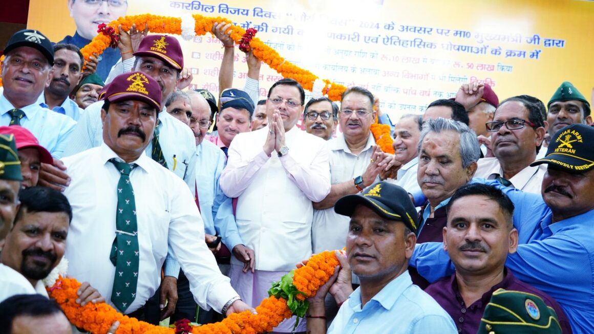 सीएम धामी ने पूर्व सैनिक संगठन द्वारा आयोजित आभार एवं संवाद कार्यक्रम में किया प्रतिभाग, वीरांगनाओं ने मुख्यमंत्री तथा सीएम ने वीरांगनाओं को किया सम्मानित