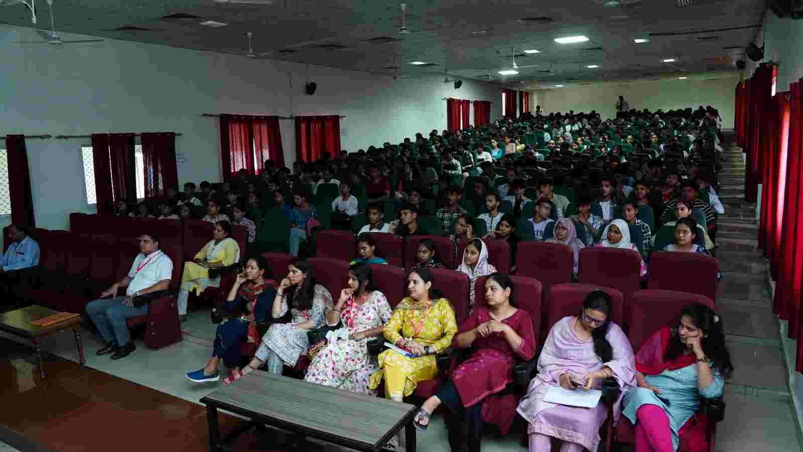 एसजीआरआरयू में राष्ट्रीय एंटी-रैगिंग डे पर कई कार्यक्रमों का आयेजन, यू.जी.सी. की गाईडलाइन को छात्रों के साथ किया गया साझा