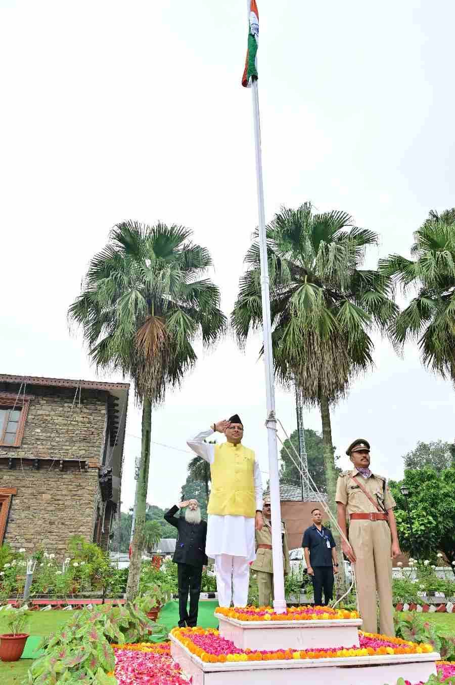 सीएम धामी ने 78वें स्वतंत्रता दिवस के अवसर पर मुख्यमंत्री आवास में किया ध्वजारोहण, राष्ट्रीय एकता की दिलाई शपथ