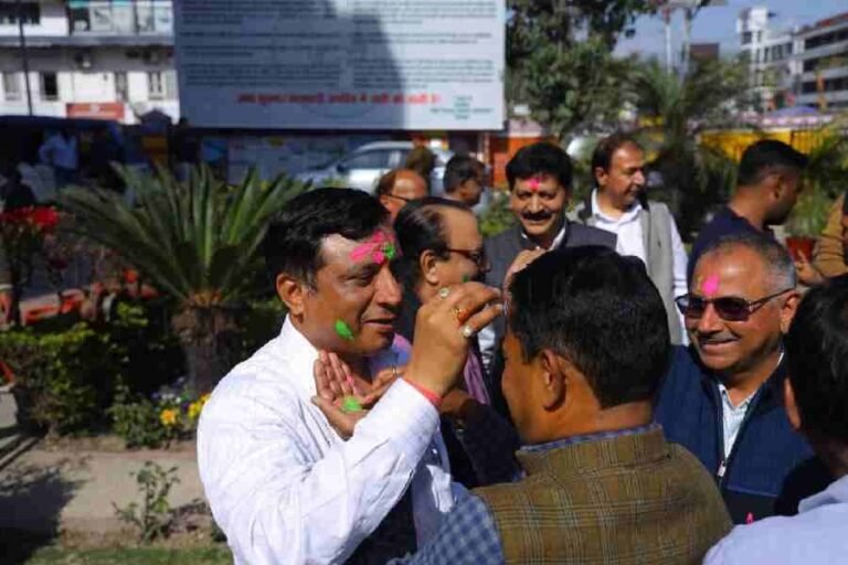 एमडीडीए उपाध्यक्ष ने अधिकारियों और कर्मचारियों संग मनाई होली, कहा – होली रंगों, भाईचारे और सकारात्मक ऊर्जा का पर्व