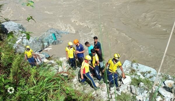 रुद्रप्रयाग घोलतीर में वाहन दुर्घटना, 2 की मौत 10 लापता