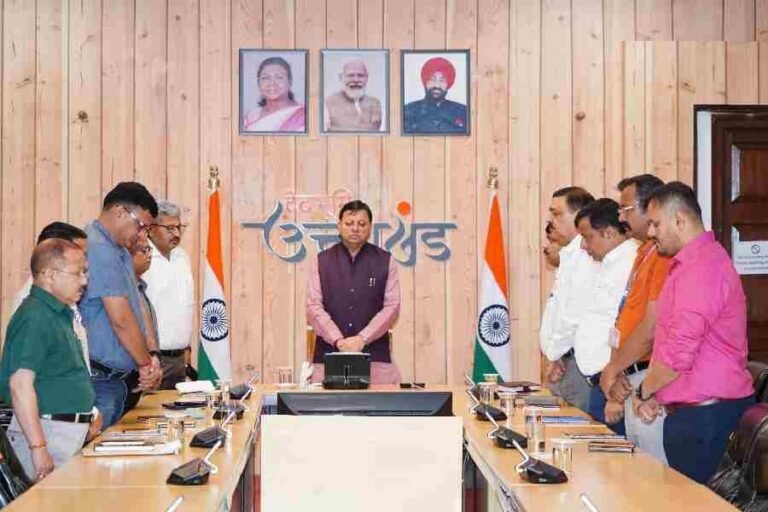 मुख्यमंत्री धामी ने उच्च अधिकारियों के साथ बैठक के दौरान गुजरात के अहमदाबाद में हुए विमान हादसे में जान गंवाने वालों को दी श्रद्धांजलि
