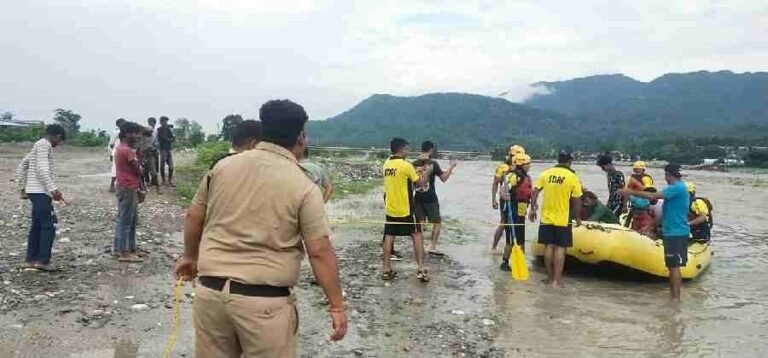 डाकपत्थर क्षेत्र में यमुना नदी के टापू में फंसे 11 व्यक्तियों को पुलिस ने सकुशल किया रेस्क्यू