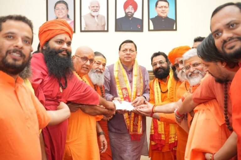 अखाड़ा परिषद ने आपदा राहत में निभाई अग्रणी भूमिका, मुख्यमंत्री धामी ने किया संत समाज के योगदान का अभिनंदन