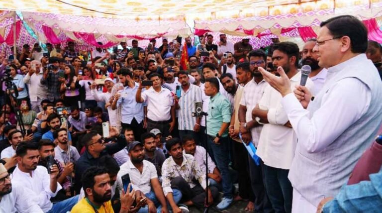 धरना स्थल पर अभिभावक की तरह पहुंचे सीएम धामी-युवाओं को दिया भरोसा, भर्ती प्रकरण की होगी CBI जांच, मुकदमें भी होंगे वापस