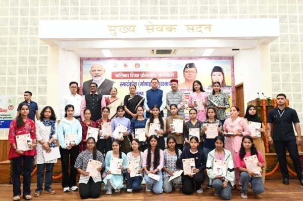 मुख्यमंत्री पुष्कर सिंह धामी ने अंतरराष्ट्रीय बालिका दिवस पर 326 मेधावी बालिकाओं को प्रदान किए स्मार्टफोन