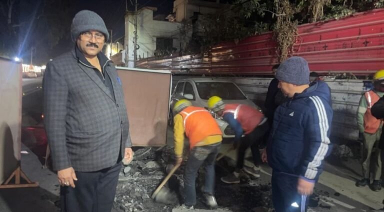 सीएम धामी के विजन को लगातार धरातल पर उतारते एमडी पिटकुल पी.सी. ध्यानी; आधी रात बिजली प्रोजेक्ट का किया औचक निरीक्षण, लापरवाही पर कार्यदायी संस्था को लगाई कड़ी फटकार